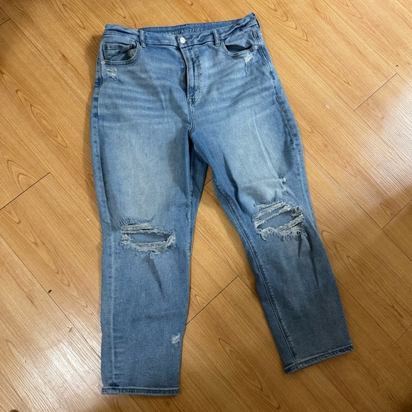 American Eagle Distressed Light/Medium Wash Mom Jeans Size 16 SHORT - Picture 1 of 6